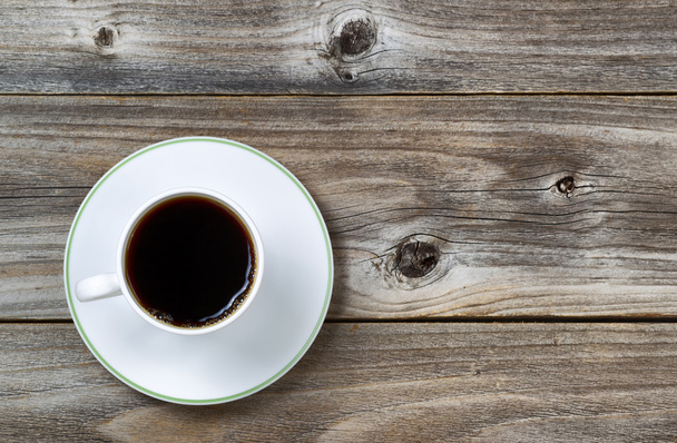 Čerstvá káva v šálku a talířek na dřeva  - Fotografie, Obrázek