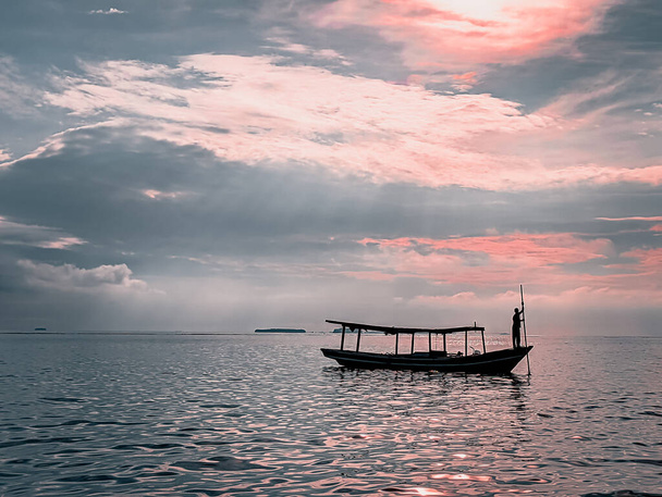 hermosa vista de los pescadores y barcos por la tarde - Foto, Imagen