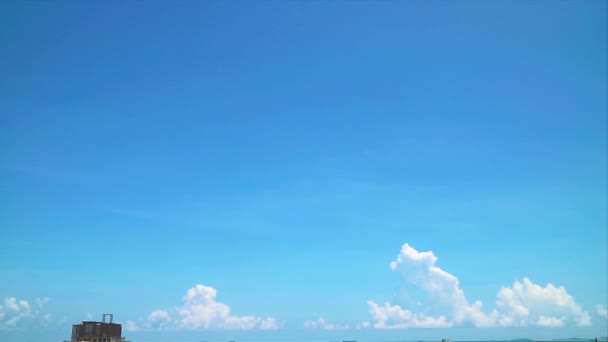 Abandonar el templo y la montaña hermosa nube blanca cielo azul claro enorme rollong en la temporada de lluvias lapso de tiempo - Metraje, vídeo