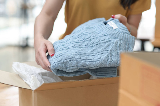Selling products online, packing, transporting parcels, to deliver to customers. - 写真・画像