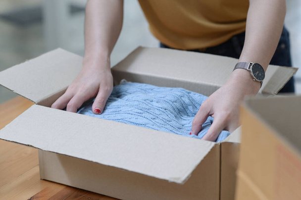 Selling products online, packing, transporting parcels, to deliver to customers. - Fotografie, Obrázek