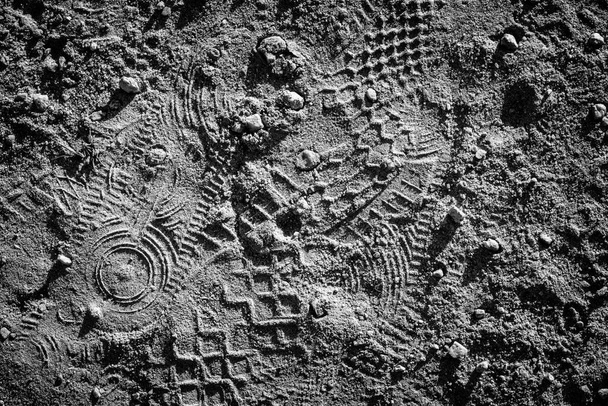 Αποτυπώματα σε άμμο που παράγονται από διάφορα είδη υποδημάτων, στο Camino de Santiago της Γαλικίας (Ισπανία) - Φωτογραφία, εικόνα