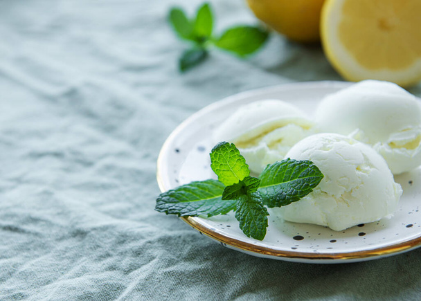 Домашнее цитрусовое лимонное мороженое с мятой на тарелке - Фото, изображение