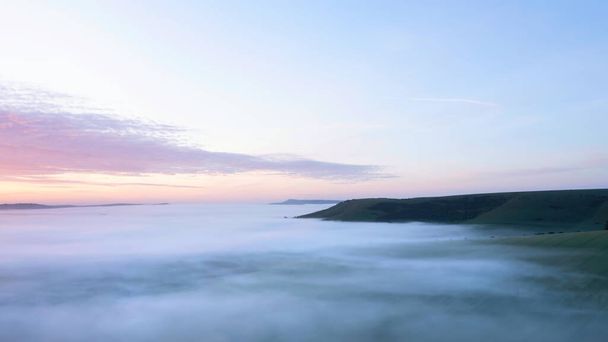 Schöne Drohnen-Landschaft Bild des Nebelmeeres rollen über South Downs englische Landschaft während des Frühlingssonnenaufgangs - Foto, Bild