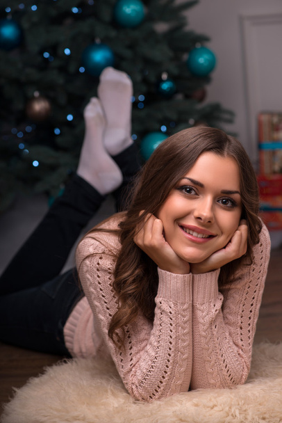 Beautiful girl pending Christmas - Foto, Imagem