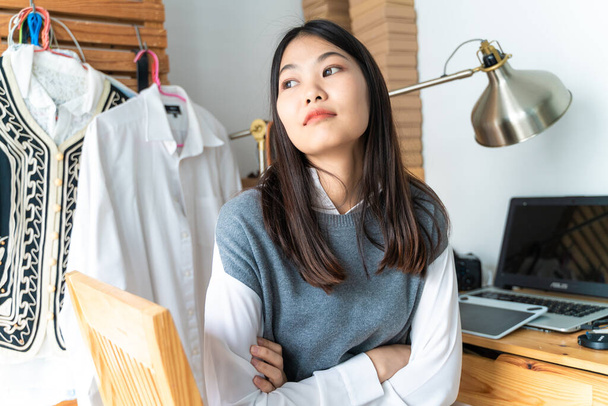 Fiatal csinos ázsiai üzletasszony jegyzetfüzettel az otthoni irodában - Fotó, kép