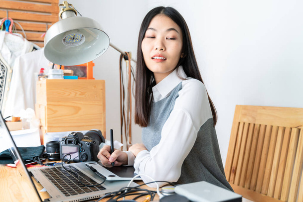 Mladý pěkný asijské obchod žena s notebook v domácí kanceláři - Fotografie, Obrázek