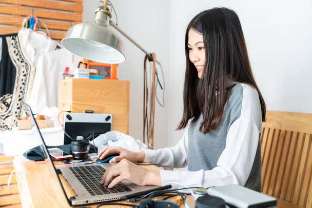 Giovane bella donna d'affari asiatica con notebook nel home office - Foto, immagini