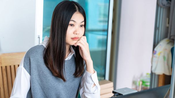 Giovane bella donna d'affari asiatica con notebook nel home office - Foto, immagini