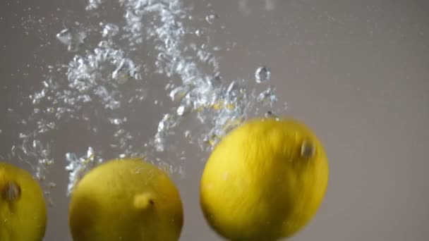 limones, limones en el agua, frutas de verano - Metraje, vídeo