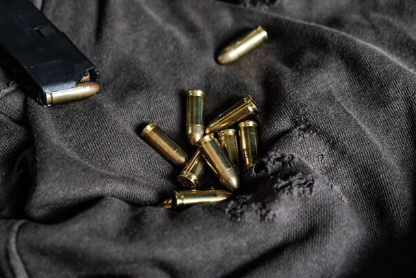 9mm para Vollmetalljacke Kugel auf Vintage Tuch Selbstverteidigungskonzept - Foto, Bild