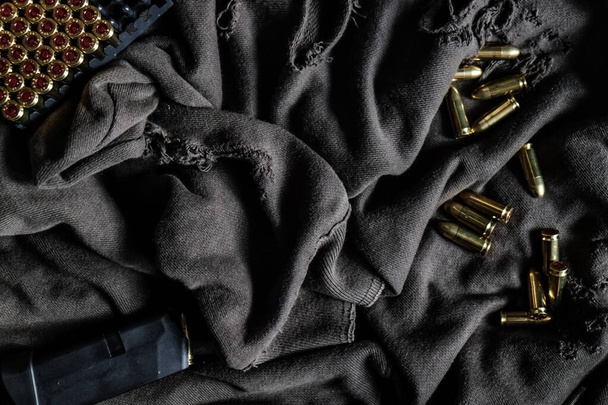 9mm para balle veste complète en métal sur tissu vintage concept d'autodéfense - Photo, image