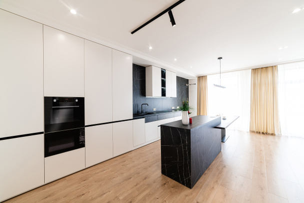εσωτερική διακόσμηση νέας κουζίνας σε σπίτι με μεγάλα παράθυρα και έπιπλα - Φωτογραφία, εικόνα