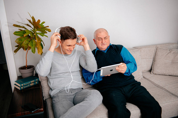 Wnuk dziadek uczy używać smartfona w domu - Zdjęcie, obraz