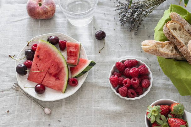 Кусок спелого арбуза на тарелке на столе Здоровый летний десерт или завтрак - Фото, изображение