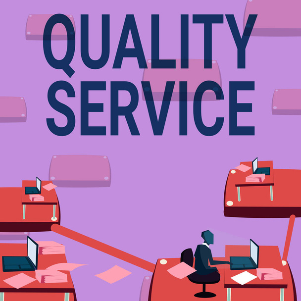 Pisanie wyświetlanie tekstu Quality Service, Business idea, jak dobrze świadczona usługa jest zgodna z klientami.Mężczyzna pracownik biurowy wykorzystujący technologię dostępne materiały biurowe. - Zdjęcie, obraz