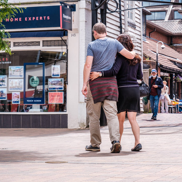Epsom Surrey, London UK, June 10 2022,若い男と女カップルが腕の中で腕を歩く - 写真・画像
