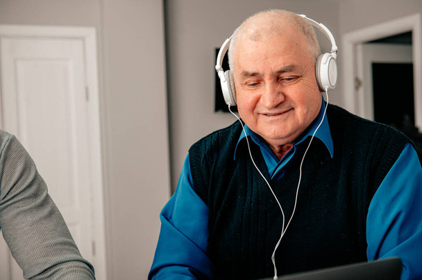 abuelo moderno escucha música con auriculares - Foto, Imagen