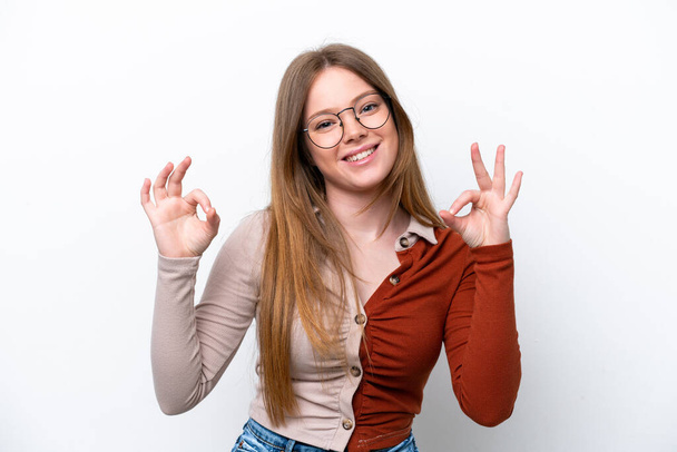 Jonge blanke vrouw geïsoleerd op witte achtergrond tonen ok teken met twee handen - Foto, afbeelding