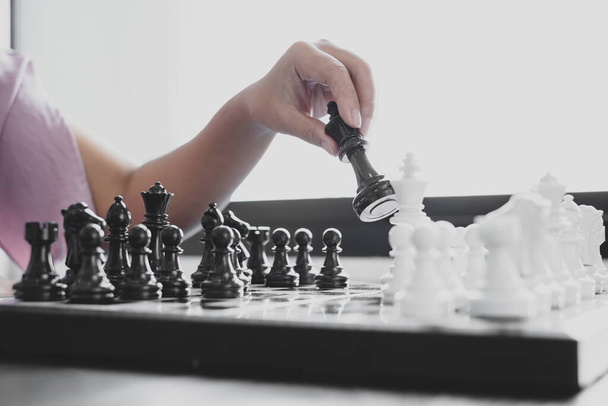 Poruszająca się ręka bizneswoman, szachy w konkursie pokazuje przywództwo, zwolenników i strategii sukcesu biznesowego. - Zdjęcie, obraz