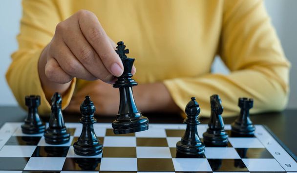 A kéz az üzletasszony mozog, sakk a versenyben mutatja vezetés, követői, és az üzleti siker stratégiák. - Fotó, kép
