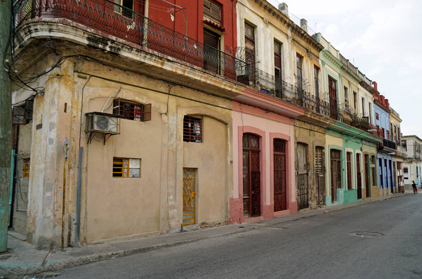 színes lerobbant házak Havannában - Fotó, kép