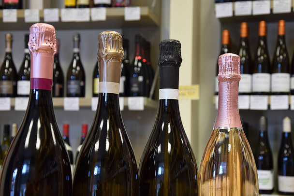 Bouteilles de vin mousseux dans le magasin de vin et prêt pour la livraison à domicile, restaurant, café, bar - Photo, image