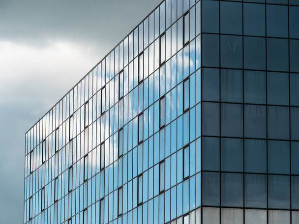 błękitne niebo i chmury odzwierciedlenie w budynku ze szkła - Zdjęcie, obraz