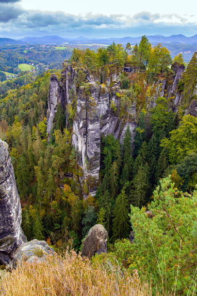 Picturesque sandy cliffs of Bastei over the Elbe River. Germany. Cloudy autumn day. Romantic trip to Saxon Switzerland. - Foto, Imagen