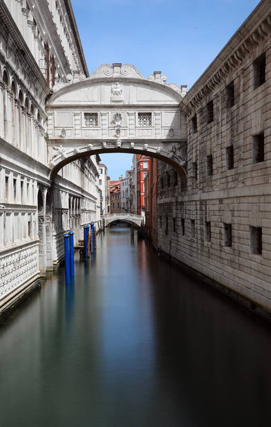 Ponte dos Suspiros Famosa em Veneza Na Itália e canal navegável chamado RIO PALAZZO com efeito de exposição longa - Foto, Imagem
