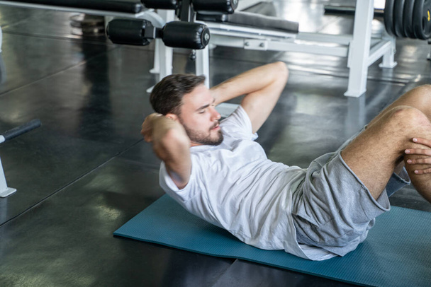 Männer machen Bauch-Gymnastik fitter als Frauen bei Fitness und gesundem Lebensstil - Foto, Bild