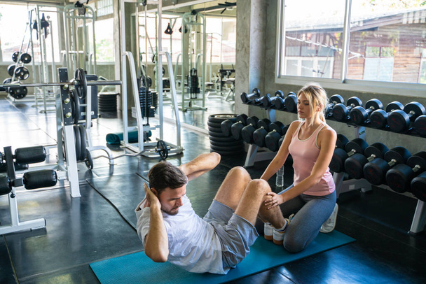 Homens fazendo exercícios abdominais mais aptos com as mulheres no ginásio esporte fitness e conceito de estilo de vida saudável - Foto, Imagem