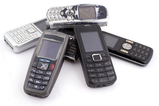 Μάτσο των παλαιών κινητών τηλεφώνων απομονωθεί - Φωτογραφία, εικόνα