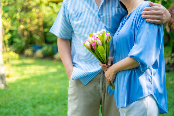 Kypsä pari miehet naiset onnellinen kukka kukka virkistys kotipuutarhassa - Valokuva, kuva