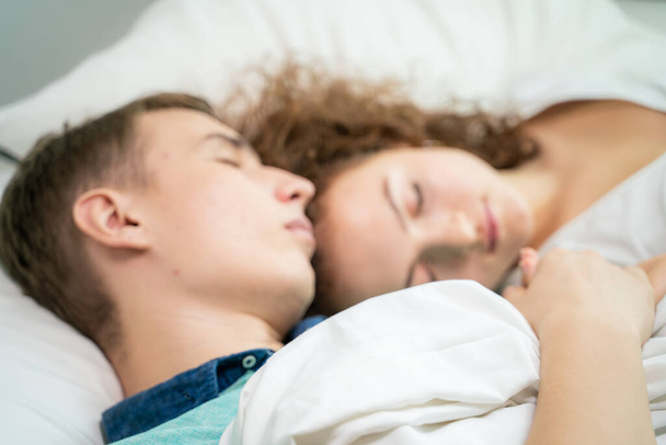カップル睡眠で午前中にホワイトベッド居心地の良い部屋愛カップル - 写真・画像