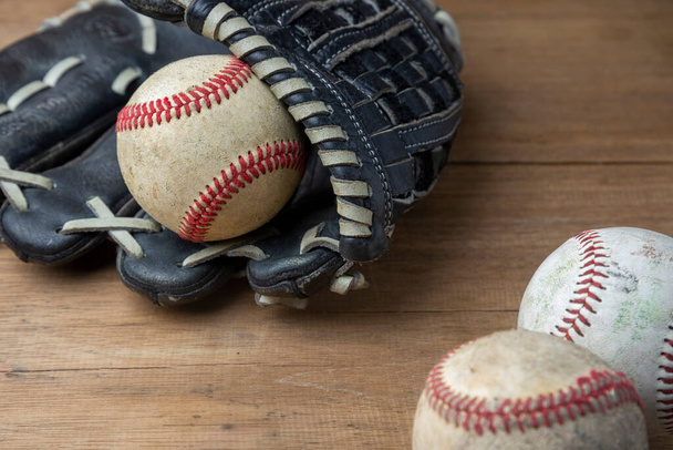 Ročník klasické kožené baseballové rukavice a baseballové míče izolované na bílém pozadí - Fotografie, Obrázek