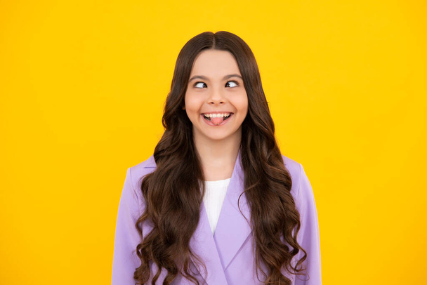 Смішне обличчя. Портрет дурної дівчинки-підлітка, яка посміхається і показує язик
 - Фото, зображення