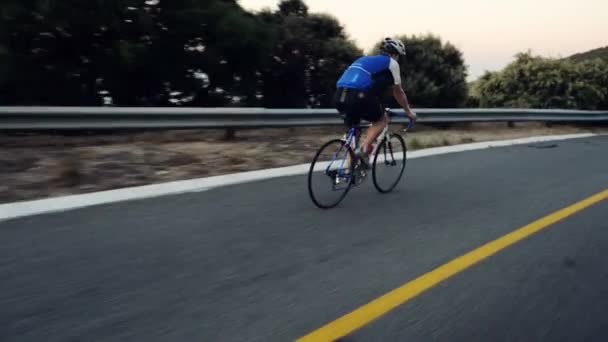 4k video footage of a young man enjoying a sunset bike ride on the mountain. - Filmagem, Vídeo