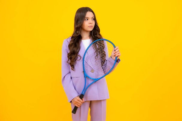 adolescent joueur de tennis fille tenir raquette de tennis sur fond jaune isolé - Photo, image