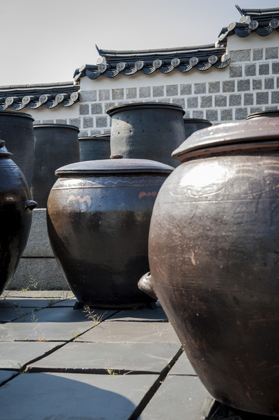 Pot Kimchi traditionnel Stockage dans le palais royal, Séoul
 - Photo, image