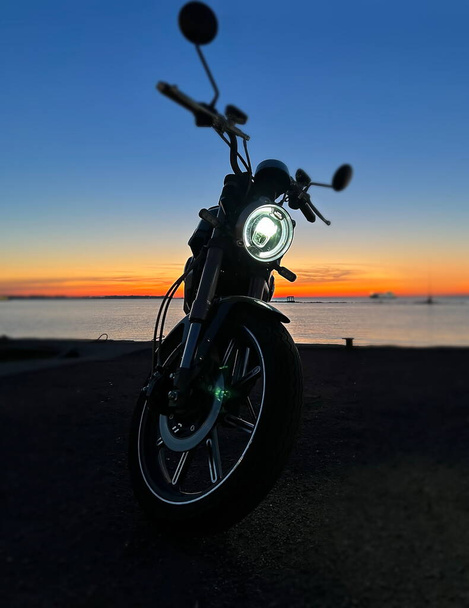 Motosiklet pembe suset mavi gece gökyüzü Baltık Denizi 'nde kumsalda - Fotoğraf, Görsel