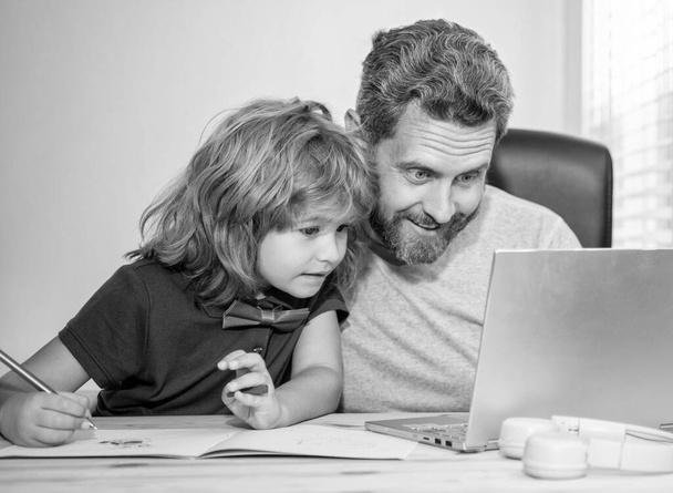 maduro homem professor ou pai ajudando filho miúdo com escola lição de casa no computador, verifique e-mail. - Foto, Imagem