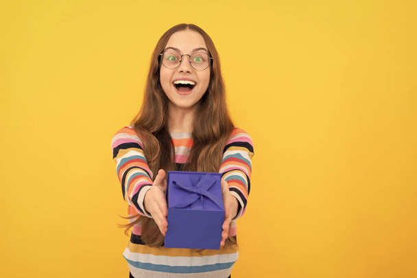 Gözlüklü mutlu çocuk tatil için hediye kutusu veriyor, satın alıyor.. - Fotoğraf, Görsel