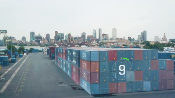 Realtà aumentata nella logistica mostrando cifre su container navali impilati nel terminal merci. grattacieli sullo sfondo. New York, Stati Uniti. - Filmati, video