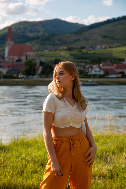 Fiatal gyönyörű lány modell a folyó partján a nyári időjárás - Fotó, kép