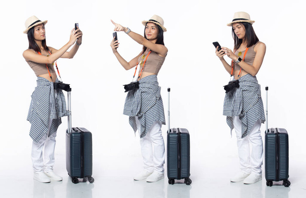 Full length 20s νεαρή Ασιάτισσα Γυναίκα οδηγός περιοδεία ταξιδιώτη, λήψη φωτογραφιών αξιοθέατα, φορούν τροπικά παπούτσια παντελόνι φόρεμα. Χαμογελάστε τουρίστρια γυναίκα μεταφέρουν τις αποσκευές κάμερα πάνω από λευκό φόντο απομονωμένο - Φωτογραφία, εικόνα