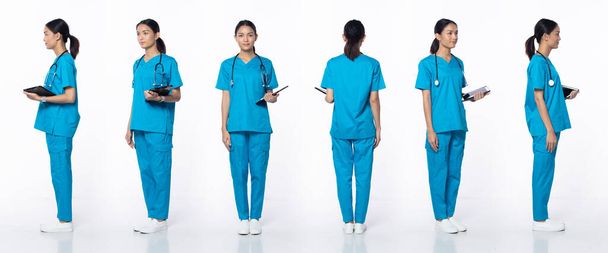 Teljes hossz 20-as évekbeli fiatal ázsiai nő klinika nővér, 360 elülső hátsó oldal, kék ruha nadrág cipő sztetoszkóppal. Smile Hospital nő tartsa beteg chart felett fehér háttér elszigetelt - Fotó, kép