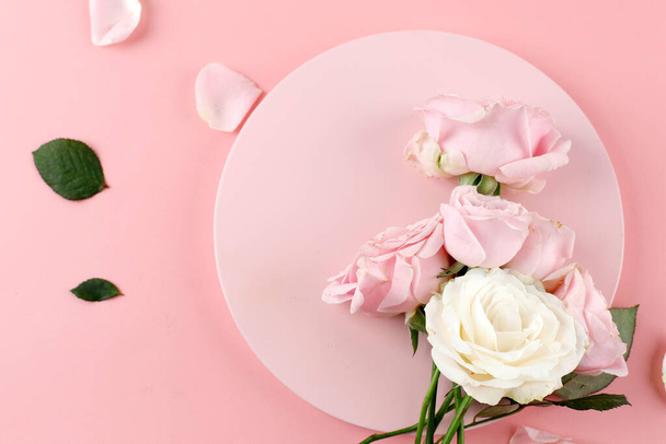 花のバラの背景午後ピンクと白のバラ、フラットレイ、トップビューを作った。バレンタインデーの背景 - 写真・画像