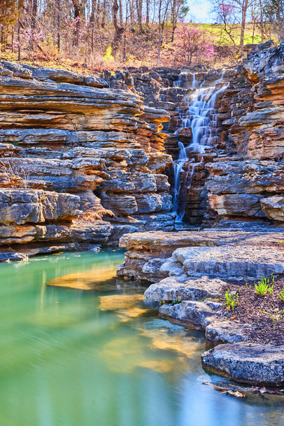 Afbeelding van Teal water tonen rotsen naast grillige kliffen met waterval - Foto, afbeelding