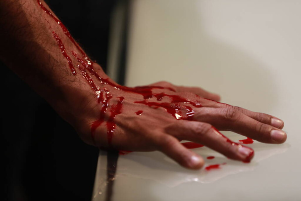 Mies käsi veren kanssa - Valokuva, kuva